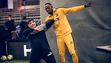 Diego Armando Maradona y Usain Bolt, durante un partido de exhibici&oacute;n.