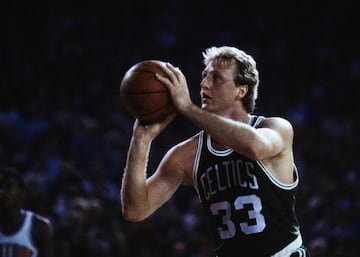 <b>- Años en la NBA:</b> 1979-1992 <br> <b>- Equipos:</b> Boston Celtics. <b>- Medias de su carrera:</b> 24,3 puntos, 10 rebotes, 6,3 asistencias. <br> <b>- Mejor temporada:</b> (1984-85) 28,7 puntos, 10,5 rebotes, 6,6 asistencias. <br> <b>- Méritos:</b> Tres veces campeón, 3 veces MVP, 2 veces MVP de las Finales, 12 veces all star, 9 veces en el Mejor Quinteto. <br> <br> Larry Legend, The Hick From French Lick (el paleto de French Lick)... las batallas Magic vs Bird (Lakers vs Celtics) salvaron a la NBA en los años 80 y construyeron la liturgia moderna de la competición. Un jugador único, un ganador voraz que en muchos aspectos era un adelantado a su tiempo. Inteligente, duro, gran tirador, excepcional pasador... 