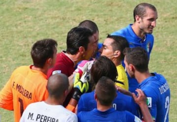 Buffon protesta al árbitro Marco Rodriguez la expulsión de Marchisio.