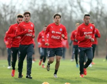 Angelo Henríquez y Fernando Meneses hablaron con la prensa. La selección chilena trabajó en doble jornada este lunes.