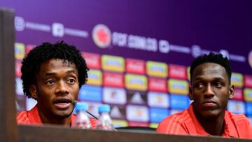 Colombia&#039;s players Juan Cuadrado (L) and Yerri Mina attend a press conference in Kazan on June 26, 2018.
 during the Russia 2018 World Cup football tournament.    / AFP PHOTO / LUIS ACOSTA