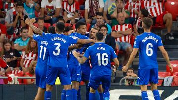 BILBAO, 27/09/2023.- Los jugadores del Getafe celebran tras marcar ante el Athletic, durante el partido de la séptima jornada de LaLiga que Athletic Club y Getafe CF disputan este miércoles en el estadio de San Mamés, en Bilbao. EFE/Luis Tejido