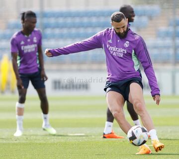 Benzema intenta el disparo a puerta durante el último entrenamiento del Madrid.