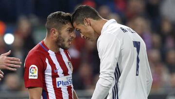 El portugués Cristiano Ronaldo se encara con Koke Resurreción durante el partido de la duodécima jornada de Liga en Primera División entre Atlético de Madrid y Real Madrid.