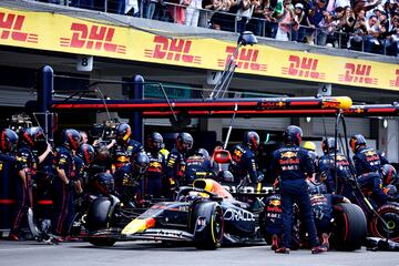 El piloto mexicano, Sergio P¨¦rez, en el pitstop de Red Bull Racing