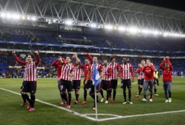 Los leones celebran el pase a al final.