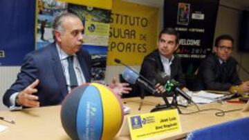 José Luis Saez, durante la presentación este mes de los datos socioeconómicos de la presencia de la Copa del Mundo de Baloncesto en la isla de Gran Canaria en el verano de 2014.