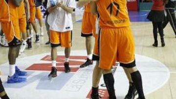 <b>ANIVERSARIO. </b>Los jugadores del Fuenlabrada celebran la victoria.