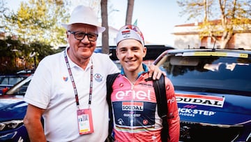 El mánager del Soudal Quick-Step Patrick Lefevere y el ciclista belga Remco Evenepoel posan tras la victoria de Evenepoel en la crono inaugural del Giro de Italia.