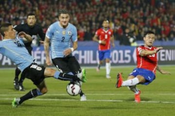 El tiro de Charles Aránguiz en la entrada del área.