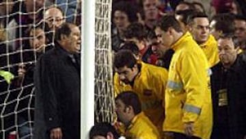 <B>Detengamos la Europa del Capital. </B> Uno de los dos manifestantes antiglobalización que se han esposado.