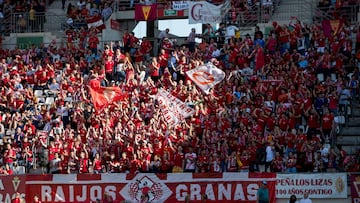 Los aficionados de la Regi車n vuelven a los estadios