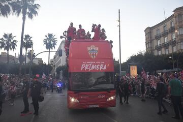 Los jugadores del Almería recorren en autobús la capital almeriense y celebran con sus seguidores el ascenso a Primera División.