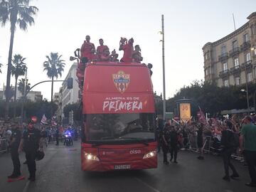 Los jugadores del Almería recorren en autobús la capital almeriense y celebran con sus seguidores el ascenso a Primera División.