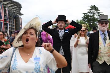 Día de estreno en el hipódromo de Ascot, ciudad al sur de Inglaterra, donde se celebra la tradicional y pintoresca carrera de caballos con la presencia de la familia real británica.