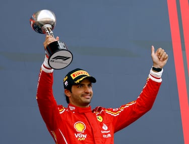 Sainz alza el trofeo que le acredita haber conseguido el tercer mejor puesto en la carrera del GP de Japón de 2024.