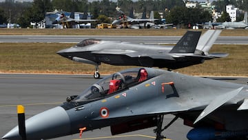 A F-35 fighter jet moves past Indian Air Force's Sukhoi Su-30MKI fighter jet parked on tarmac during the "Aero India 2025" air show at Yelahanka air base in Bengaluru, India, February 11, 2025. REUTERS/Stringer