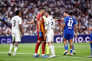 Rifirrafe entre Gerónimo Rulli y Daniel Carvajal. 