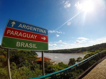 Conocida como 'La triple frontera' este trifinio internacional está situado en el cruce de fronteras entre Argentina, Brasil y Paraguay, cerca de las famosas cataratas del Iguazú. En la zona se encuentran las ciudades de Puerto Iguazú (provincia de Misiones, Argentina), Foz do Iguaçu (estado de Paraná, Brasil) y Presidente Franco y Ciudad del Este (departamento de Alto Paraná, Paraguay). Las fronteras siguen el curso de los ríos Iguazú y Paraná.
