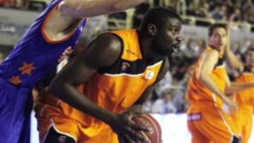 El escolta serbio del Valencia Stefan Markovic defiende la acción del pívot senegalés del Fuenlabrada Saer Sené.