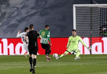 Courtois evitó así un gol de Borja Iglesias.
