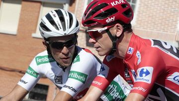 Alberto Contador y Chris Froome habla durante una etapa de la Vuelta a España 2017.