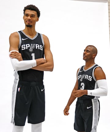 Victor Wembanyama y Chris Paul durante el Media Day de los San Antonio Spurs.