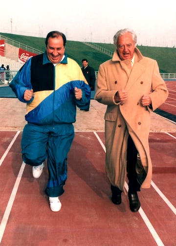 Jesús Gil corre junto a Ramón Mendoza en el Estadio de la Peineta en Madrid (actual Cívitas Metropolitano).