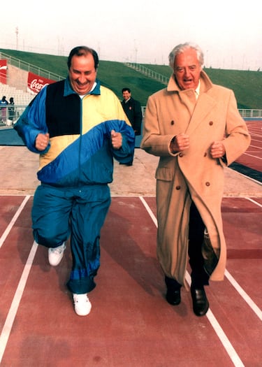 Jesús Gil corre junto a Ramón Mendoza en el Estadio de la Peineta en Madrid (actual Cívitas Metropolitano).