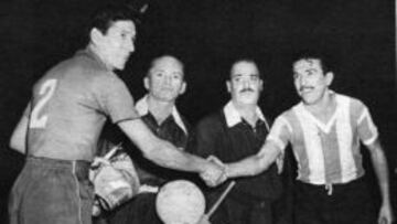 Manuel &Aacute;lvarez y &Aacute;ngel Labruna fueron los capitanes de Chile y Argentina hace 60 a&ntilde;os en el Estadio Nacional. 
