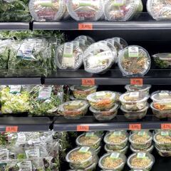 ¿Hay que desinfectar y lavar la comida y los envases?