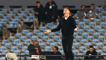 Futbol, Uruguay vs Chile.
Eliminatorias mundial 2026. 
El entrenador de Chile Eduardo Berizzo, dirige durante el partido contra Uruguay por las clasificatorias al mundial 2026 en el estadio Centenario.
Montevideo, Uruguay. 
08/09/2023 
Javier Valdes/Photosport


Football, Uruguay vs Chile
World Cup 2026, qualifying match. 
Chile's head coach Eduardo Berizzo, gestures during 2026 World Cup qualifying football match against Uruguay at Centenario stadium in Montevideo, Uruguay. 
08/09/2023
Javier Valdes/Photosport