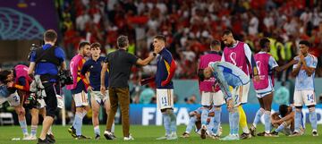 El seleccionador español Luis Enrique trata de consolar a los jugadores. 