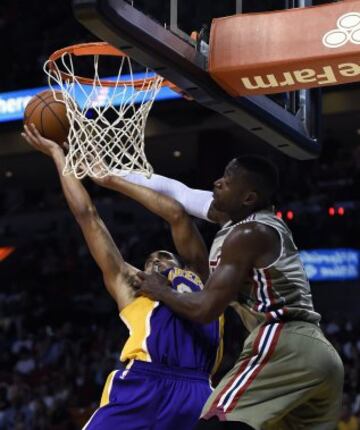 Dwyane Wade de Miami Heat en acción ante Brandon Bass de Los Ángeles Lakers.