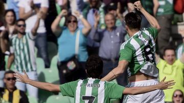 GRA204. SEVILLA, 16/04/217.- El centrocampista francés del Betis Jonas Martin (d) celebra su gol junto a su compañero, Rubén Pardo (i), ante el Eibar, durante el partido de la trigésima segunda jornada de Liga que se juega hoy en el estadio Benito Villamarín. EFE/Raúl Caro.
