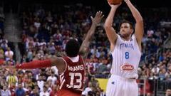 Danilo Gallinari lanza ante Muhammed.