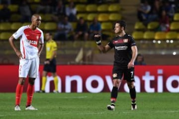 La secuencia en imágenes del gol 100 de Chicharito