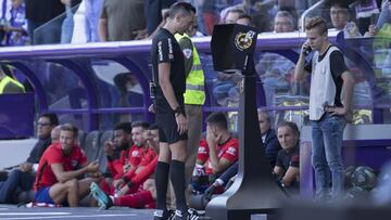 José María Sánchez Martínez consulta el VAR en el partido de Liga entre el Valladolid y el Atlético de esta temporada.