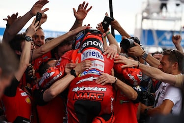 Marc Márquez celebra con su equipo la victoria de carrera. 