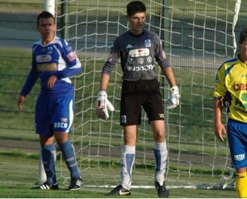 Debutó en primera división con el Genk y también ha defendido los colores de: Chelsea y Atlético de Madrid
