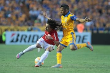 Javier Aquino y Valdivia luchan por el balón.