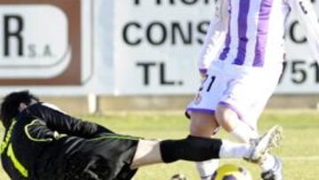 <b>SIN PELIGRO. </b>Sisi no pudo superar al portero local Manu en un mano a mano, aunque la jugada estaba invalidado por fuera de juego.