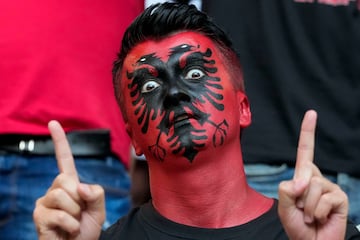 Un seguidor con la cara pintada con los colores de la bandera de Albania viendo el encuentro ante España. 
