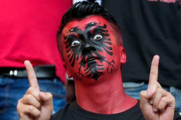 Un seguidor con la cara pintada con los colores de la bandera de Albania viendo el encuentro ante España.