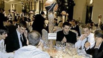 <b>PRESENTE Y FUTURO. </b>Alguna estrella del presente como Reyes compartió mesa con promesas como Marc Gasol, Claver o Ricky Rubio.