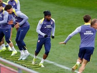 MADRID, 06/03/2026.- El jugador del Atlético de Madrid Ademola Lookman (c) asiste al entrenamiento del equipo en la ciudad deportiva del club en Majadahonda, Madrid, este viernes. EFE/ Zipi
