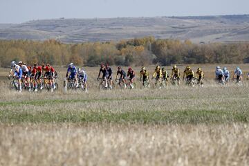 29/10/20 VUELTA CICLISTA A ESPA??A 2020 CORONAVIRUS COVID-19 ETAPA 9 BASE MiLITAR CID CAMPEADOR CASTRILLO DEL VAL - AGUILAR DE CAMPOO
PAISAJE PELOTON