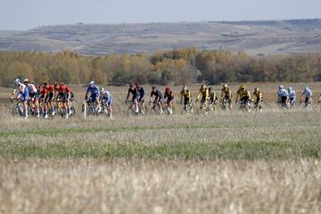 29/10/20  VUELTA CICLISTA A ESPAÃA 2020  CORONAVIRUS  COVID-19    ETAPA  9   BASE MiLITAR CID CAMPEADOR CASTRILLO DEL VAL  -  AGUILAR DE CAMPOO   
PAISAJE PELOTON