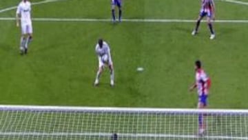 Hubo penalti a Higuaín antes de la mano de Van der Vaart