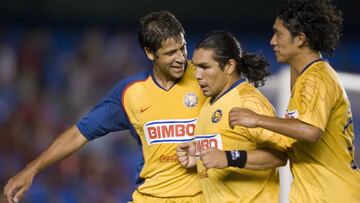 Salvador Cabañas (centro), uno de los mejores jugadores del América en el 2008.